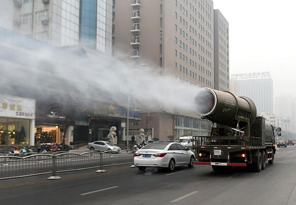 An anti-smog "cannon" appears in the street of Zhengzhou, central China's Henan province on Jan 6, 2015. (Photo/CNS) An anti-smog "cannon" appears in the street of Zhengzhou, central China's Henan province on Jan 6, 2015. (Photo/CNS)