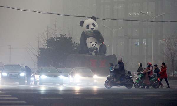 Motorists turn on their fog lights due to severe smog in Beijing on Tuesday morning. WANG ZHUANGFEI/CHINA DAILY Motorists turn on their fog lights due to severe smog in Beijing on Tuesday morning. WANG ZHUANGFEI/CHINA DAILY