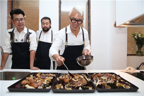 Craig Au Yeung Ying Chai (right) from Hong Kong is in Beijing to design a set Christmas menu to match Stella Artois' beers. (Photo/China Daily) Craig Au Yeung Ying Chai (right) from Hong Kong is in Beijing to design a set Christmas menu to match Stella Artois' beers. (Photo/China Daily)