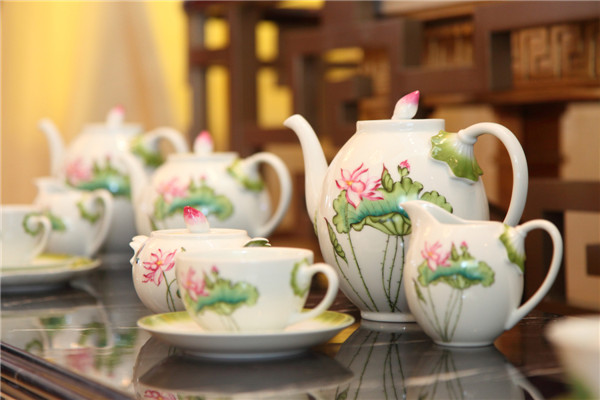 Lotus porcelain wares by French luxury brand Legle. (Photo provided to chinadaily.com.cn) Lotus porcelain wares by French luxury brand Legle. (Photo provided to chinadaily.com.cn)