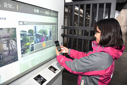 Visitors can get free Wi-Fi in almost every corner of Wuzhen and check tourism information in the multimedia information kiosks. (Photo/Xinhua) Visitors can get free Wi-Fi in almost every corner of Wuzhen and check tourism information in the multimedia information kiosks. (Photo/Xinhua)