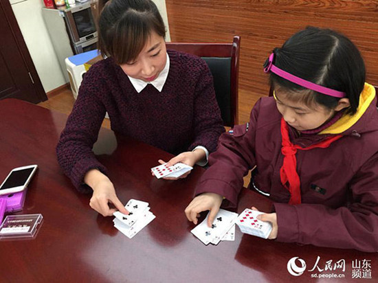 Yan Jiashuo remembers a pack of cards in random order. (Photo/people.cn) Yan Jiashuo remembers a pack of cards in random order. (Photo/people.cn)