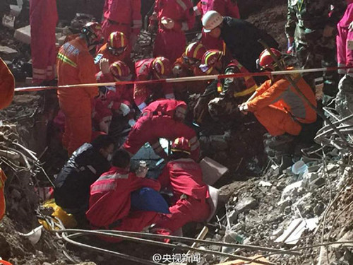 Rescuers try to pull out a survivor Wednesday. (Photo/Weibo) Rescuers try to pull out a survivor Wednesday. (Photo/Weibo)