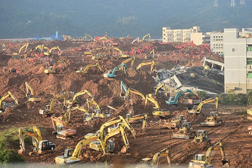 More than 170 excavators clean up debris on Tuesday that was left by a devastating landslide in Shenzhen, Guangdong province. HUANG WEIJUN/YANGCHENG EVENING NEWS More than 170 excavators clean up debris on Tuesday that was left by a devastating landslide in Shenzhen, Guangdong province. HUANG WEIJUN/YANGCHENG EVENING NEWS