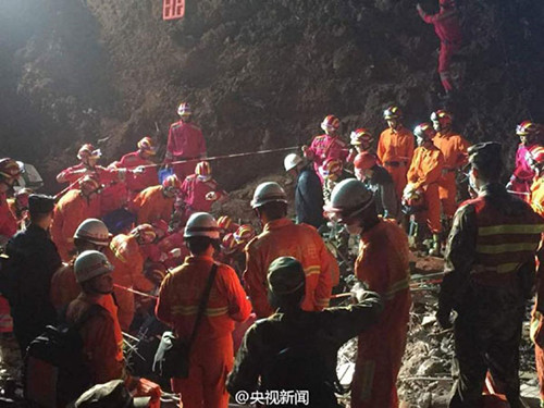 Rescuers try to pull out a survivor Wednesday. (Photo/Weibo) Rescuers try to pull out a survivor Wednesday. (Photo/Weibo)