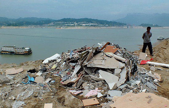 Construction debris illegally dumped on the bank of the Three Gorges Reservoir in Zigui, Hubei province. Local farmers said the waste was secretly brought by trucks. (Photo: China Daily/Ling Zhi) Construction debris illegally dumped on the bank of the Three Gorges Reservoir in Zigui, Hubei province. Local farmers said the waste was secretly brought by trucks. (Photo: China Daily/Ling Zhi)