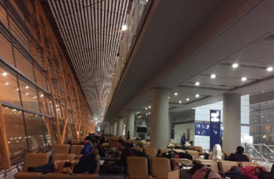 Passengers are stranded at the Beijing International Airport on Thursday as a thick cloud of smog shrouds the capital. Photo/Weibo