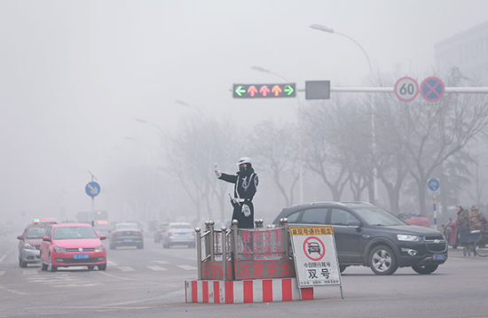 A police traffic officer wears a mask at a crossroads in Baoding, Hebei province, on Dec 25. Lingering smog prompted local authorities to launch a month-long pollution red alert in the city. Photo: China Daily/Zou Hong) A police traffic officer wears a mask at a crossroads in Baoding, Hebei province, on Dec 25. Lingering smog prompted local authorities to launch a month-long pollution red alert in the city. Photo: China Daily/Zou Hong)