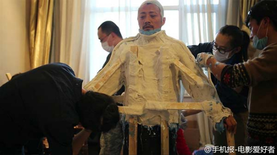 Special effects artists model prosthetics on Zhang Hanyu. (Photo/Weibo) Special effects artists model prosthetics on Zhang Hanyu. (Photo/Weibo)