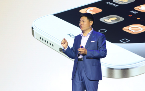 Yu Chengdong, chief executive officer of Huawei Consumer Business Group, at the launch of Huawei Mate 8 which is powered by self-made Kirin 950 chip in Shanghai.(Photo/China Daily) Yu Chengdong, chief executive officer of Huawei Consumer Business Group, at the launch of Huawei Mate 8 which is powered by self-made Kirin 950 chip in Shanghai.(Photo/China Daily)
