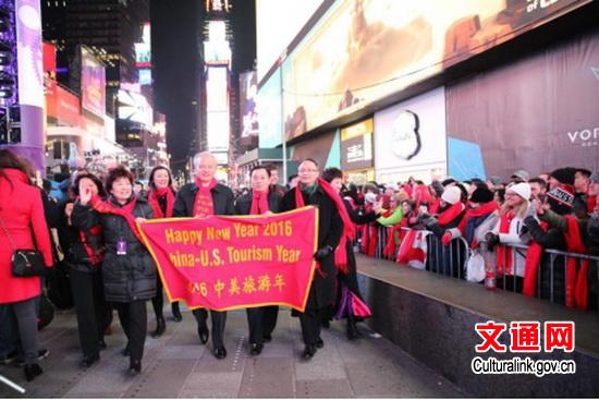 Zhang Qiyue and Cui Tiankai are among those holding a banner in Times Square for the 2016 China-US Tourism Year and to invite people to visit China, Dec 31, 2015. (Photo/Culturalink.gov.cn) Zhang Qiyue and Cui Tiankai are among those holding a banner in Times Square for the 2016 China-US Tourism Year and to invite people to visit China, Dec 31, 2015. (Photo/Culturalink.gov.cn)