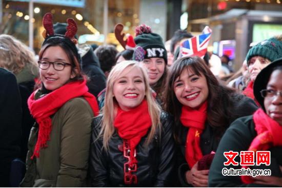 Red scarves with 2016 China-US Tourism Year printed on them help keep people warm in Times Square on Dec 31, 2015. (Photo/Culturalink.gov.cn) Red scarves with 2016 China-US Tourism Year printed on them help keep people warm in Times Square on Dec 31, 2015. (Photo/Culturalink.gov.cn)