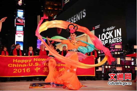 Chinese artists dance in Times Square on Dec 31, 2015. (Photo/Culturalink.gov.cn) Chinese artists dance in Times Square on Dec 31, 2015. (Photo/Culturalink.gov.cn)