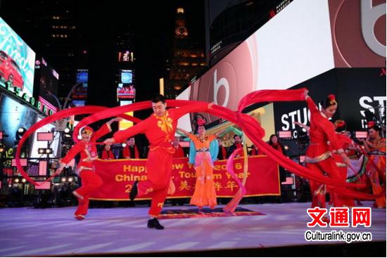 Chinese artists dance in Times Square on Dec 31, 2015. (Photo/Culturalink.gov.cn) Chinese artists dance in Times Square on Dec 31, 2015. (Photo/Culturalink.gov.cn)