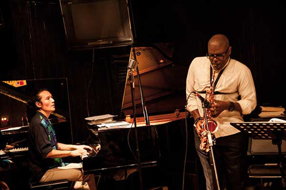 Chinese jazz pianist Luo Ning collaborates with American jazz alto saxophonist Antonio Hart during a Beijing concert.(Photo provided to China Daily) Chinese jazz pianist Luo Ning collaborates with American jazz alto saxophonist Antonio Hart during a Beijing concert.(Photo provided to China Daily)