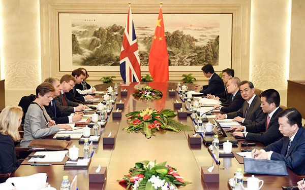 Foreign Minister Wang Yi, right center, holds talks with visiting British Foreign Secretary Philip Hammond in Beijing, on Jan 5, 2016. (Photo/Xinhua) Foreign Minister Wang Yi, right center, holds talks with visiting British Foreign Secretary Philip Hammond in Beijing, on Jan 5, 2016. (Photo/Xinhua)