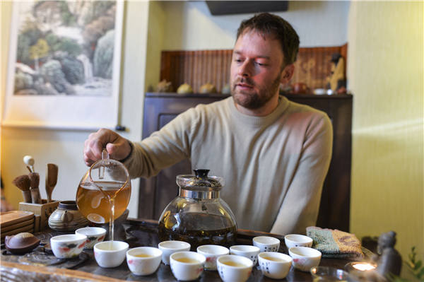 A tea somelier displays Chinese tea making in Tomck, Russia, which shows the influence of the Sino-Russian Tea Road. (Photo: China Daily/Hu Dongdong) A tea somelier displays Chinese tea making in Tomck, Russia, which shows the influence of the Sino-Russian Tea Road. (Photo: China Daily/Hu Dongdong)