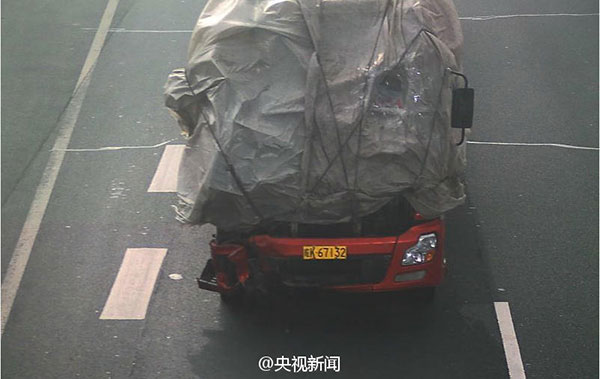 A truck covered in plastic cloth is driven along a highway in Central China's Hubei province. (Photo/Sina Weibo) A truck covered in plastic cloth is driven along a highway in Central China's Hubei province. (Photo/Sina Weibo)