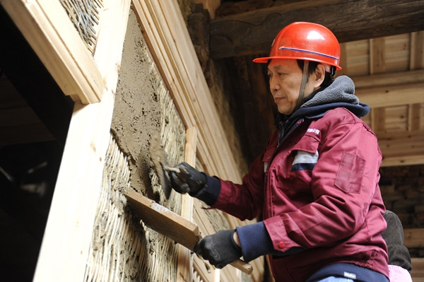 Wang Qijun works at a Ming Dynasty (1368-1644) building maintenance site in Taining, Fujian province. (Photo by Huang Zhiling/chinadaily.com.cn) Wang Qijun works at a Ming Dynasty (1368-1644) building maintenance site in Taining, Fujian province. (Photo by Huang Zhiling/chinadaily.com.cn)