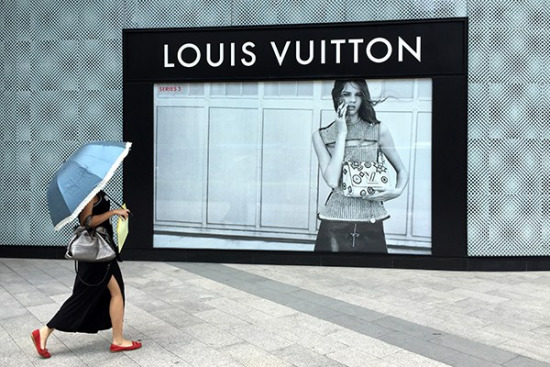 A pedestrian walks past a Louis Vuitton shop in Fuzhou, Fujian province. (Photo/China Daily) A pedestrian walks past a Louis Vuitton shop in Fuzhou, Fujian province. (Photo/China Daily)