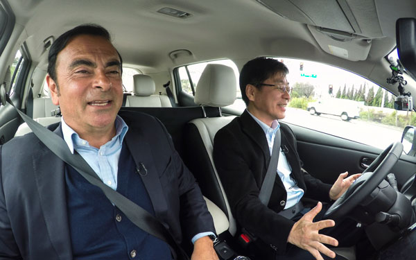 Chairman and CEO of Renault-Nissan Alliance Carlos Ghosn (left) takes the passenger seat in an autonomous car while Tetsuya Ijima, in charge of developing advanced driver assistance systems for Nissan Motor, relinquishes control of the vehicle. (Photo/China Daily) Chairman and CEO of Renault-Nissan Alliance Carlos Ghosn (left) takes the passenger seat in an autonomous car while Tetsuya Ijima, in charge of developing advanced driver assistance systems for Nissan Motor, relinquishes control of the vehicle. (Photo/China Daily)