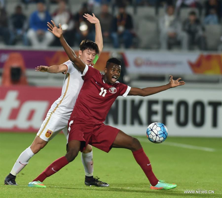 Wang Tong (L) of China vies with Mohammed Muntari of Qatar during the AFC U23 Championship Group A match between Qatar and China in Doha, Qatar, Jan. 12, 2016. China lost 1-3. (Photo: Xinhua/He Canling) Wang Tong (L) of China vies with Mohammed Muntari of Qatar during the AFC U23 Championship Group A match between Qatar and China in Doha, Qatar, Jan. 12, 2016. China lost 1-3. (Photo: Xinhua/He Canling)