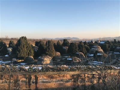Photo taken on Jan 12, 2015 shows an overall view of the Jingling Mausoleum for imperial concubines at the Eastern Qing tombs in Zunhua city of North China's Hebei province. (Photo: the Beijing News/Zhou Gangfeng) Photo taken on Jan 12, 2015 shows an overall view of the Jingling Mausoleum for imperial concubines at the Eastern Qing tombs in Zunhua city of North China's Hebei province. (Photo: the Beijing News/Zhou Gangfeng)