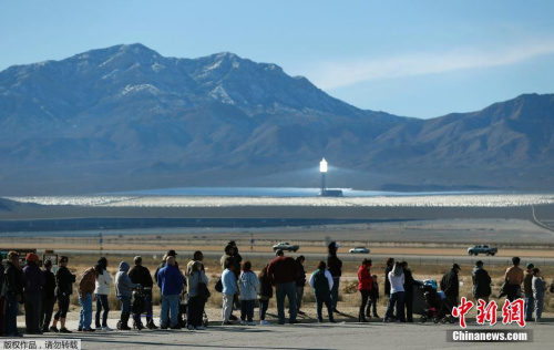 People wait to enter a California lotto store on the Nevada/California state line. (Photo/Agencies) People wait to enter a California lotto store on the Nevada/California state line. (Photo/Agencies)