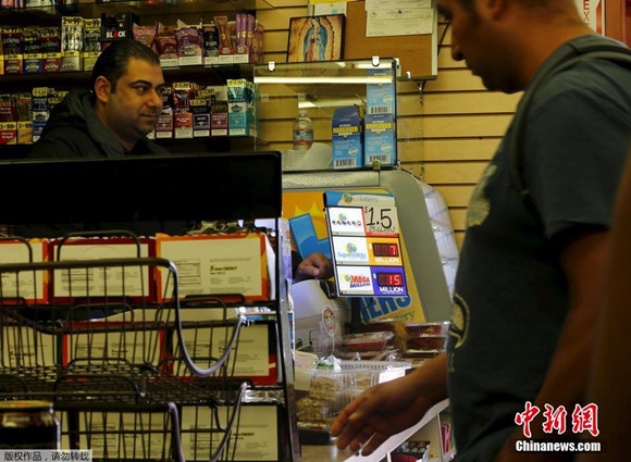Bulletin at a cashier at a American store shows the Powerball jackpot has hit a record $1.5 billion on January 12, 2016. (Photo/China News Service) Bulletin at a cashier at a American store shows the Powerball jackpot has hit a record $1.5 billion on January 12, 2016. (Photo/China News Service)