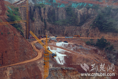Construction of an ice theme park starts at the deserted mine pit. (Photo/cnhubei.com) Construction of an ice theme park starts at the deserted mine pit. (Photo/cnhubei.com)