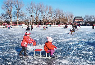 Children plays on the ice on Jan 17, 2016. This year kicked off to a good start, with the first day seeing big blue skies. (Xinhua/Wang Chen) Children plays on the ice on Jan 17, 2016. This year kicked off to a good start, with the first day seeing big blue skies. (Xinhua/Wang Chen)