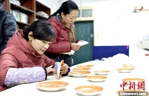 Staff are documenting relics. (Photo/China News Service) Staff are documenting relics. (Photo/China News Service)