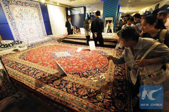 Tourists look at Persian carpets at the Iran Pavilion of the 2010 World Expo in Shanghai. (Photo: Xinhua/Wang Jianwei) Tourists look at Persian carpets at the Iran Pavilion of the 2010 World Expo in Shanghai. (Photo: Xinhua/Wang Jianwei)