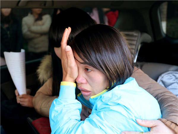 Qian Renfeng wipes away tears on Dec 21, the day her conviction was overturned by the Yunnan Provincial High People's Court. The 30-year-old was sentenced to life imprisonment 13 years ago after being wrongfully convicted of poisoning children. (Photo provided to China Daily) Qian Renfeng wipes away tears on Dec 21, the day her conviction was overturned by the Yunnan Provincial High People's Court. The 30-year-old was sentenced to life imprisonment 13 years ago after being wrongfully convicted of poisoning children. (Photo provided to China Daily)