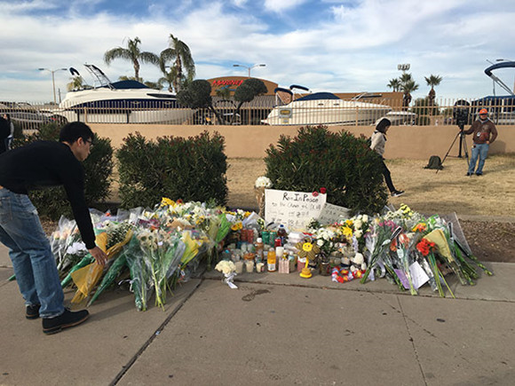 Mourners place flowers at the site where Chinese student Jiang Yue was shot and killed in an apparent road rage incident on Jan 16 in Temple, Arizona. A memorial was held Monday afternoon at the location where more than 200 people, including the victim's fellow students, members of the Chinese community and local residents, gathered to mourn her death.(Photo courtesy of Kristine Liu /chinadaily.com.cn) Mourners place flowers at the site where Chinese student Jiang Yue was shot and killed in an apparent road rage incident on Jan 16 in Temple, Arizona. A memorial was held Monday afternoon at the location where more than 200 people, including the victim's fellow students, members of the Chinese community and local residents, gathered to mourn her death.(Photo courtesy of Kristine Liu /chinadaily.com.cn)