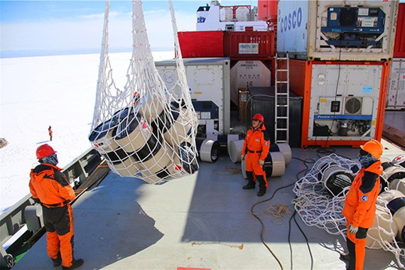 Researchers from China's 32nd scientific expedition to the Antarctic discovered a 1,000 kilometer-long canyon beneath an Antarctic ice sheet. The canyon exceeds the US Grand Canyon in size; it is now the largest known canyon on the earth's surface, Xinhua News reported on Monday. (Photo/Xinhua) Researchers from China's 32nd scientific expedition to the Antarctic discovered a 1,000 kilometer-long canyon beneath an Antarctic ice sheet. The canyon exceeds the US Grand Canyon in size; it is now the largest known canyon on the earth's surface, Xinhua News reported on Monday. (Photo/Xinhua)