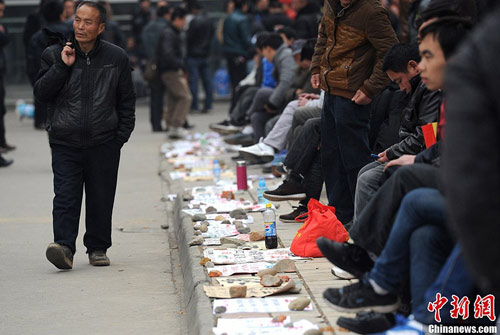 Undated photo shows dozens of migrant workers wait in cold weather to look for jobs in Chengdu. (Photo/Chinanews.com) Undated photo shows dozens of migrant workers wait in cold weather to look for jobs in Chengdu. (Photo/Chinanews.com)