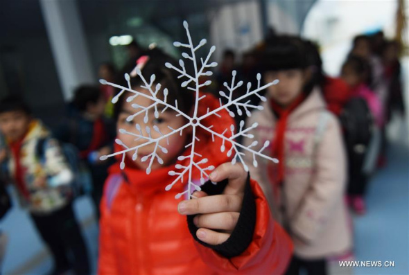 A student holds a plastic snowflake at Tianchang Primary School in Hangzhou, capital of east China's Zhejiang Province, on Jan. 20, 2016. The local education department decided to suspend classes within primary and secondary schools because of the strong cold front. (Photo: Xinhua/Long Wei) A student holds a plastic snowflake at Tianchang Primary School in Hangzhou, capital of east China's Zhejiang Province, on Jan. 20, 2016. The local education department decided to suspend classes within primary and secondary schools because of the strong cold front. (Photo: Xinhua/Long Wei)