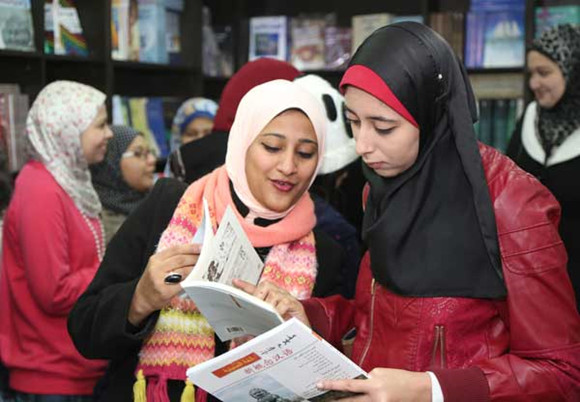 Egyptian youths browse through Chinese books translated into Arabic during a ceremony marking the start of China Book Week in Cairo, on Tuesday.(Photo: China Daily/Hou Liiqing) Egyptian youths browse through Chinese books translated into Arabic during a ceremony marking the start of China Book Week in Cairo, on Tuesday.(Photo: China Daily/Hou Liiqing)