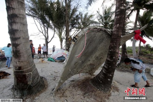 Suspected plane wreckage was found by villagers off the coast of Nakhon Si Thammarat in southern Thailand. (Photo/Agencies) Suspected plane wreckage was found by villagers off the coast of Nakhon Si Thammarat in southern Thailand. (Photo/Agencies)