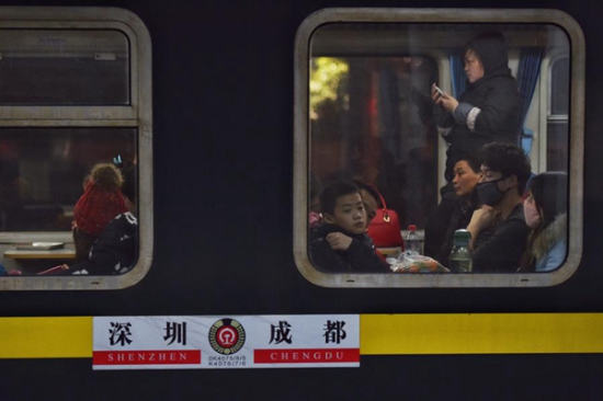 A child looks through the window of a train from Shenzhen, South China's Guangdong province, bound for Chengdu, Southwest China's Sichuan province, Jan 24, 2016. (Photo/Xinhua) A child looks through the window of a train from Shenzhen, South China's Guangdong province, bound for Chengdu, Southwest China's Sichuan province, Jan 24, 2016. (Photo/Xinhua)