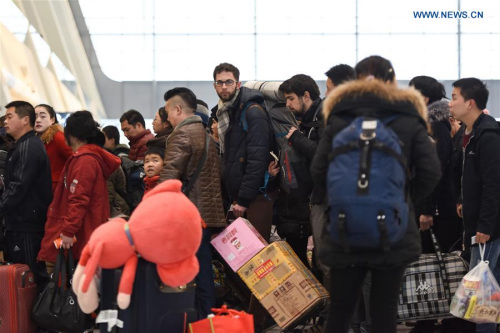 Passengers queue to board trains at Xining Railway Station in Xining, capital of northwest China's Qinghai Province, Jan. 24, 2016. (Photo: Xinhua/Wu Gang) Passengers queue to board trains at Xining Railway Station in Xining, capital of northwest China's Qinghai Province, Jan. 24, 2016. (Photo: Xinhua/Wu Gang)