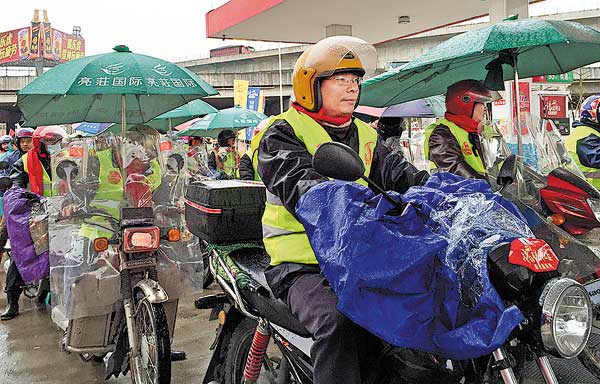 A procession of bikers hits the road on Sunday in Foshan, Guangdong province, to travel home in time for Spring Festival. (Photo: China Daily/Qiu Quanlin) A procession of bikers hits the road on Sunday in Foshan, Guangdong province, to travel home in time for Spring Festival. (Photo: China Daily/Qiu Quanlin)