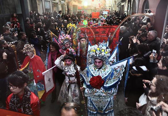 Revelers in traditional Chinese opera costumes take part in a Spring Festival parade in Paris in February, 2014. HUWEI / FOR CHINA DAILY Revelers in traditional Chinese opera costumes take part in a Spring Festival parade in Paris in February, 2014. HUWEI / FOR CHINA DAILY