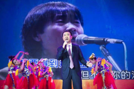 A screen shot of Wangj Jianlin singing in the New Year Gala of the Wanda Group. (Photo/Screen Shot) A screen shot of Wangj Jianlin singing in the New Year Gala of the Wanda Group. (Photo/Screen Shot)
