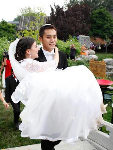 Actor Liu Ye met his French wife in 2006 and they got married in 2009. They had their first baby boy in 2010, and a girl later in 2012. (Photo/People's Daily Online) Actor Liu Ye met his French wife in 2006 and they got married in 2009. They had their first baby boy in 2010, and a girl later in 2012. (Photo/People's Daily Online)