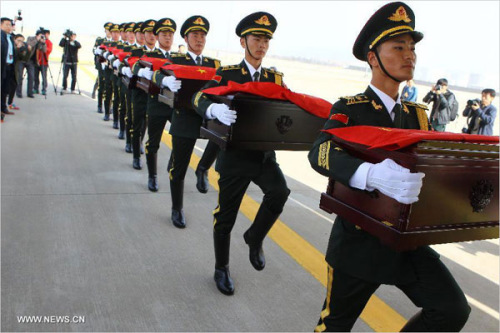 Soldiers of the Chinese People's Liberation Army carry coffins containing remains of soldiers of the Chinese People's Volunteers (CPV) dead in the 1950-53 Korean War, during a handover ceremony at the Inchon International Airport of South Korea, March 20, 2015. (Photo: Xinhua/Yao Qilin) Soldiers of the Chinese People's Liberation Army carry coffins containing remains of soldiers of the Chinese People's Volunteers (CPV) dead in the 1950-53 Korean War, during a handover ceremony at the Inchon International Airport of South Korea, March 20, 2015. (Photo: Xinhua/Yao Qilin)