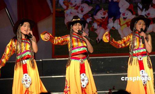 Three Tibetan students sing at a middle school in Jinan. (File photo/Chinanews.com) Three Tibetan students sing at a middle school in Jinan. (File photo/Chinanews.com)