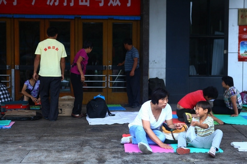 A woman and a child wait outside Peking Union Medical College Hospital in Dongcheng district for an appointment. Photo: Guo Yingguang/GT A woman and a child wait outside Peking Union Medical College Hospital in Dongcheng district for an appointment. Photo: Guo Yingguang/GT