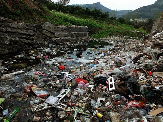 Rubbish is scattered across a tributary of the Yangtze River in a rural area of Yichang, Hubei province, causing serious pollution. Every summer, the waste is washed down to the Yangtze River by floodwaters.(LIU JUNFENG/CHINA DAILY) Rubbish is scattered across a tributary of the Yangtze River in a rural area of Yichang, Hubei province, causing serious pollution. Every summer, the waste is washed down to the Yangtze River by floodwaters.(LIU JUNFENG/CHINA DAILY)
